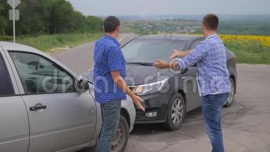 两个人在道路上的汽车保险事故后争吵。 慢动作视频。 两个司机争论